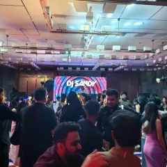 A packed dance floor at a destination wedding in Pushkar. This is what happens when you give 100% on stage.