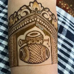 A fun and celebratory arm band design featuring a dhol. This motif is perfect for bringing the festive music and energy of a wedding celebration into your mehendi.