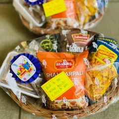 My custom Holi hampers are designed to be a celebration in a basket. I fill them with a mix of traditional snacks like Shankarpali and Cornflakes Chivda, making them the perfect gift to share the festive spirit.