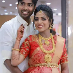 Another lovely shot of the happy couple at their Valaikappu ceremony. The dad-to-be looks fresh and confident next to his glowing wife.