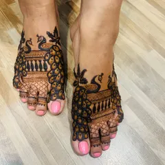 A bold and beautiful peacock design for the feet, perfect for a bride who loves this classic motif. The design uses negative space to make the peacocks stand out.
