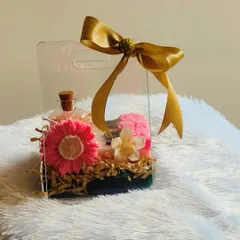 A luxurious gift set in a trendy acrylic bag. This hamper includes a piano-themed soap, two flower candles, and a bottle of muscle-relaxing bath salt.