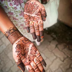 The same Indo-Arabic design with the fresh paste. You can see the clean lines and the combination of leafy vines and traditional motifs that define this style.