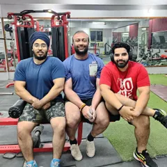 With national champion Jaskirat Singh and international champion Deven Gahlot. Tyagi, Punjabi, Jaat, all brothers in iron.