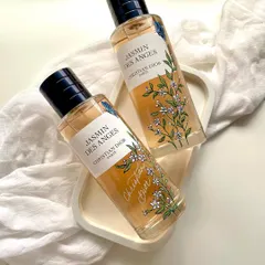 For the 'Jasmin des Anges' fragrance, I painted intricate branches of jasmine flowers directly onto the bottle. This customization service adds a layer of artistry that makes the product uniquely personal.
