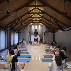 A glimpse into one of my workshops, a space where we gather to learn and grow. I guide students through practices that go beyond the mat, focusing on regulating the nervous system and building a deeper connection with the self.