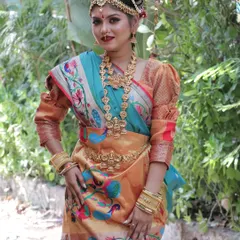 A full-length view of the South Indian bridal look, showcasing the beautiful Paithani saree and the complete styling from head to toe. Understanding how to drape and carry traditional attire is a key part of my grooming workshops.