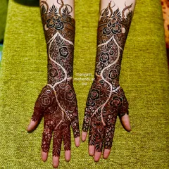 This is the popular cut crease mehendi style. The design uses negative space to create a bold, modern look, combining traditional floral motifs with a contemporary layout.