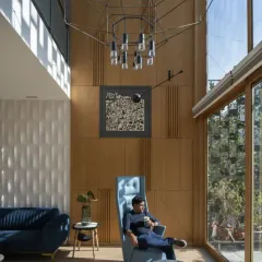 The double-height space in the Screen House links the ground floor drawing room with the upper family lounge. This vertical connection allows natural light to flow throughout the home, enhancing the sense of openness and interaction across levels.