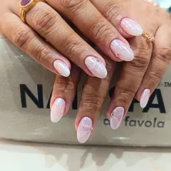 This design showcases an iridescent, pearly white finish with a subtle marbled effect. It's a perfect example of the "clean girl" aesthetic, offering a sophisticated and polished look.