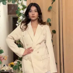 A closer look at this powerful blazer and skirt combination. Notice how the structured jacket is balanced by the softness of the skirt, creating a modern office outfit.