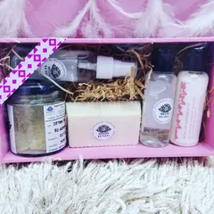 A look inside one of our popular Diwali gift hampers. This set includes a De-tan pack, a handmade soap bar, a refreshing mist, and other small bottles of our natural skincare, all packed beautifully.