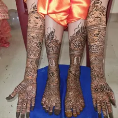 This is the complete bridal look I love to create. Intricate henna from fingertips to elbows, with matching detailed designs for the feet, ensures you look perfect from head to toe on your big day.