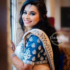 For a reception, we can go for full glam. This bride wanted a captivating look, so I created a dramatic blue smokey eye, balanced with soft contouring and a neutral lip, ensuring she looked stunning all night long.