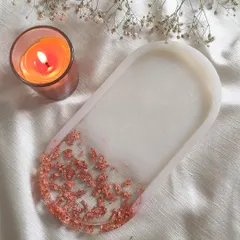 This oval tray is made with a mix of white resin and sparkling rose gold flakes. It’s a simple yet elegant piece for holding your small treasures.