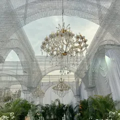 The ceremony space was defined by these ethereal, chapel-like arches constructed from white wire mesh. This innovative structure created a sense of grandeur and openness, allowing the sky to be part of the decor.