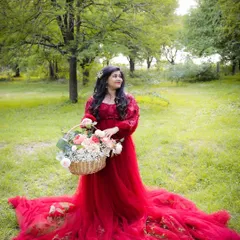 A duplicate of image 368, this outdoor portrait captures a fairytale moment with the mom-to-be in a red gown, surrounded by the beauty of nature.