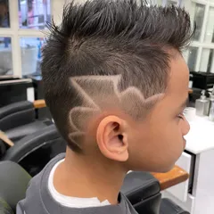 Rocking that sharp edge! This creative design adds a dynamic and edgy feel to a classic kids' haircut, letting them show off their personality.
