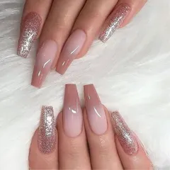An elegant take on glitter nails. These long, squared nail extensions feature a soft pink ombre effect, complemented by a sparkling rose gold glitter accent.