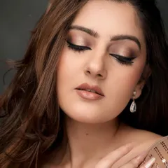 This look is all about perfection. The soft, blended eyeshadow, sharp liner, and flawless skin come together to create a truly captivating and glamorous result.