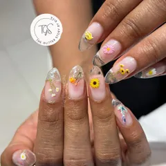 Encapsulated flower art for a beautiful, spring-inspired look. This set features real dried flowers and 3D floral charms preserved within clear acrylic extensions.
