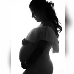Sometimes, a simple silhouette says everything. This artistic bump photography style is so powerful, focusing on the beautiful shape of motherhood. It's a timeless and classic portrait that celebrates your changing body.