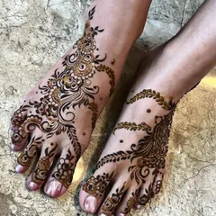 An elegant Arabic-style design for the feet. The pattern flows beautifully along the side of the foot, creating a delicate and modern look that is perfect for any occasion.