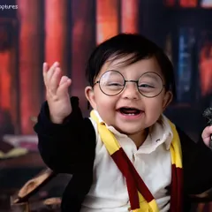 Wingardium Leviosa! I bring fantasies to life with detailed themed shoots like this magical Harry Potter setup. From the sorting hat to the wand, every prop is ready in my studio to create an enchanting experience for your little one.