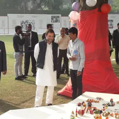 Discussing the intricacies of our craft with Mr. Rahul Gandhi. In the background, you can see former Prime Minister Dr. Manmohan Singh and Mrs. Sonia Gandhi observing our collection of handmade toys.