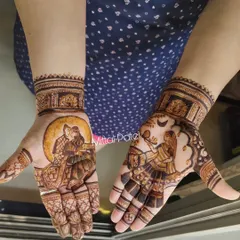 A beautiful and popular design for Karwa Chauth. It features a loving couple portrait on one palm and a woman holding a puja thali on the other, perfectly capturing the essence of the ritual.