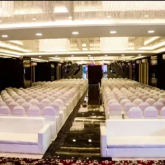 Welcome to Ellora Banquet in Sanpada, right next to the Juinagar station. This is a view of one of the two pillarless halls, set up for a large wedding reception. The venue can hold over 1000 guests.