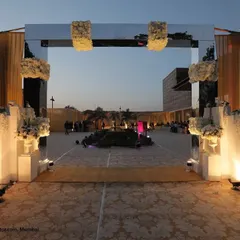 For a touch of modern glamour, this mirror gate makes a bold statement. It reflects the surroundings and lighting, creating a dynamic and luxurious entry point for your guests.