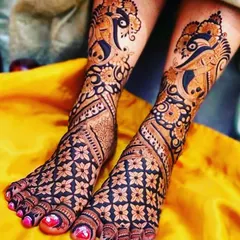 A duplicate of the bold peacock foot design, emphasizing its popularity and the beautiful, dark stain achieved with our organic henna.