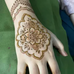 A random click of this lovely floral motif on the back of the hand. The scalloped border and delicate wristband add a touch of elegance to the central flower.