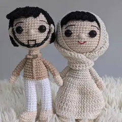 A custom crochet couple, perfect for an anniversary or wedding gift. I focus on the small details, from the style of the beard to the drape of the headscarf.