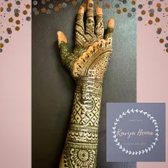 This full-coverage design extends from the fingertips to the forearm. It combines detailed finger work, a figurative peacock, and a classic jaali or net pattern for a rich, traditional look.
