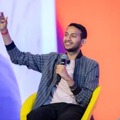 Capturing the interactive and engaging moments of a panelist at a corporate summit. These candid shots are perfect for showing the human and dynamic side of your event.