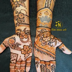 This client from Switzerland was visiting India and wanted to experience mehandi for the first time. I created a design that blended traditional Indian and floral elements for her.
