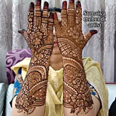 This floral Indian bridal design is all about creating a rich, full look. I used a mix of roses, leaves, and traditional patterns to cover the hands and arms completely, which looks so stunning for the wedding day.