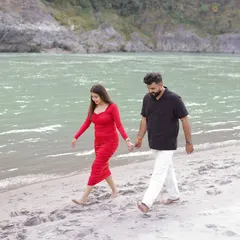 A simple walk along the sandy banks of the Ganges in Rishikesh. I focus on these relaxed, candid moments where couples can just be themselves, creating natural and authentic pre-wedding photos.