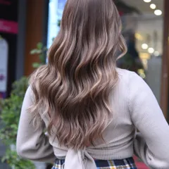 A perfect example of a soft, multi-tonal balayage. We hand-painted delicate ribbons of light ash and beige blonde to create this seamless, natural-looking blend. This technique ensures a graceful grow-out and a timeless look.