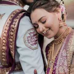 A quiet moment of love. This royal Peshwai bridal look, with intricate jewelry and a soft, romantic makeup palette, is designed to be timeless and unforgettable.