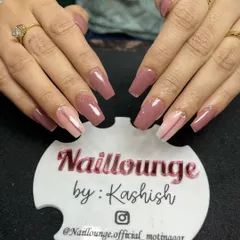 A clean and simple nude set with a single accent nail featuring a thin, minimalist line.