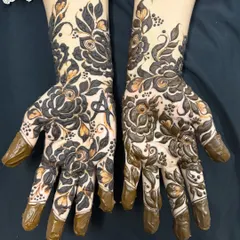 I love how this bold Gulf-style floral design makes a statement. The dark fill work makes the flowers pop, and adding a personal touch with an initial makes it extra special for my client.