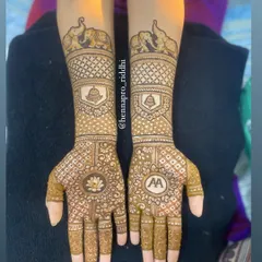 A cute and simple design for a special beginning. This piece features elephant motifs on the arms and the couple's initials on the palm, surrounded by a lotus, perfect for an engagement.