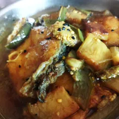 This is a simple yet incredibly tasty dish: Begun, Kancha Lonka aar Kaalo Jeerey diye Katla Maacher Jhol. It's a light fish curry with eggplant, green chilies, and nigella seeds that I often make when I want something quick but flavorful.