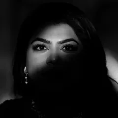 An intense and artistic close-up of the bride's eyes, with half her face in shadow. A powerful and captivating portrait.