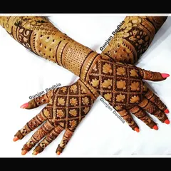 A beautiful back-hand design featuring a lotus jaal pattern. This intricate net-like design covers the entire hand, creating a stunning and elaborate effect.