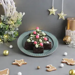 Another version of our Christmas tree plum cake, this one with three tiers. It's a fun and festive way to enjoy a traditional holiday treat.