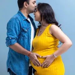 Sometimes, the most powerful photos are the simplest. In this intimate studio portrait, I focused on the couple's connection, with their hands forming a heart on the baby bump. The clean background keeps the attention on their love and anticipation.